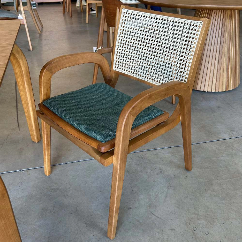 Cadeira Aries Encosto em Ratan Com Braço Para Mesa de Jantar 