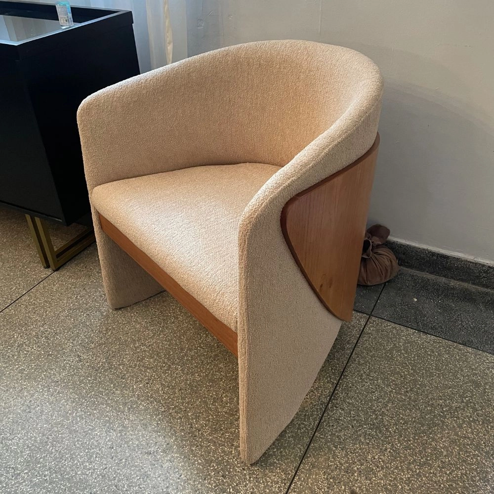 Poltrona Lara Estofada com Detalhe Laminada 